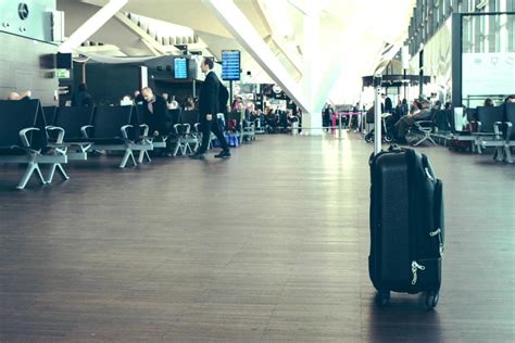 este video muestra como tratan tus maletas en los aeropuertos
