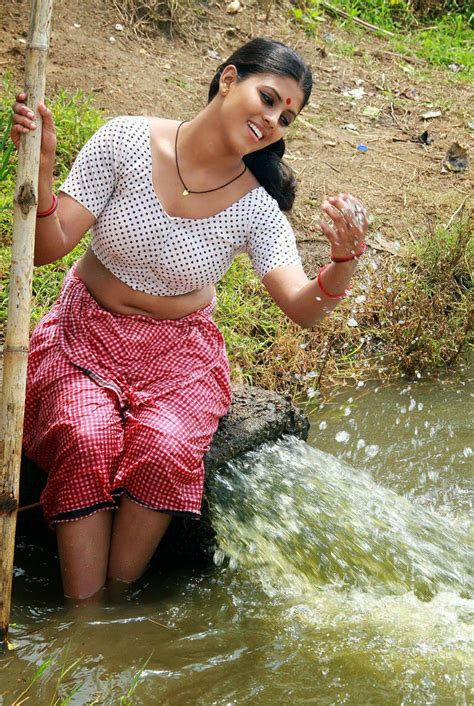 iniya hot navel pics  lungi blouse photossexy malayalam actress hd