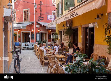 restaurant und coffee bar in einer straße im historischen zentrum von