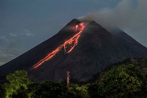 Mount Merapi Volcano Erupts Spews Red Hot Lava National The