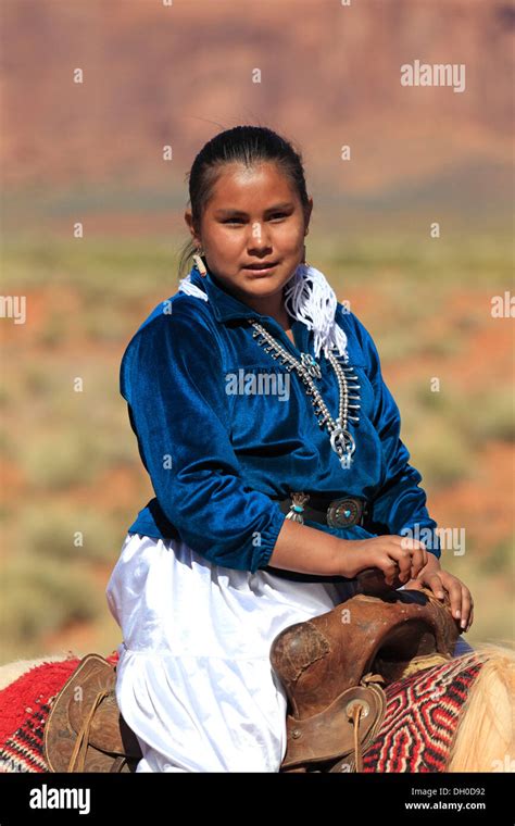 Navajo Frau Die Ein Pferd Reitet Fotos Und Bildmaterial In Hoher