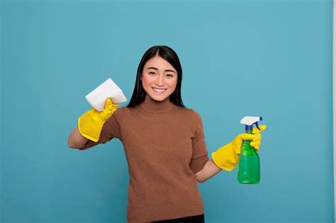 Empregada Asiática Sorridente E Feliz Da Rotina Diária Segurando Spray