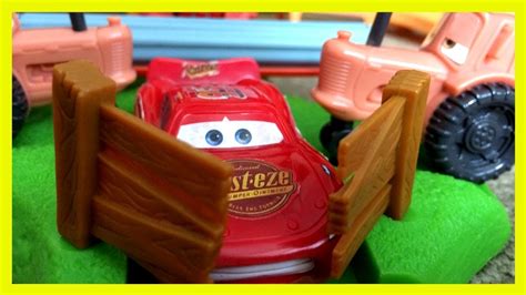 disney cars toys tractor tipping playset lightning mcqueen escape