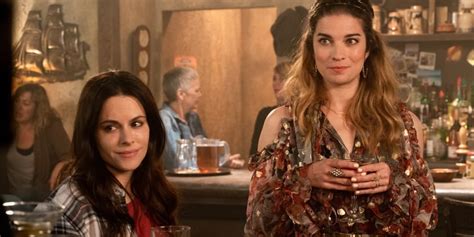 why it s ok alexis was single at the end of schitt s creek popsugar