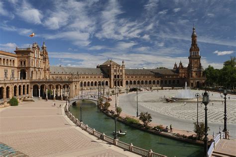 las mejores ciudades de espana  descubrir desde una bici