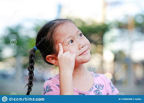 portret van gelukkig weinig aziatisch kind in tuin met