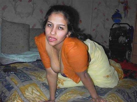Hot Indian Aunty Ko Apni Nude Selfies Bana Ke Share Karne