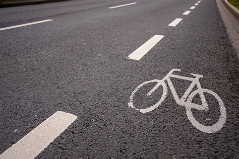 bild markierung auf einer strasse fahrradweg find das bild