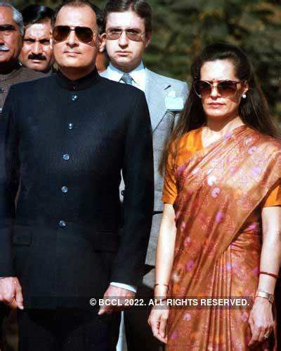 a file picture of 1989 of rajiv gandhi and wife sonia gandhi paying