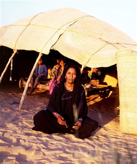 بوابة فيتو بالصور الطوارق ملوك الصحراء الكبرى الرجال يرتدون النقاب والنساء متعددة