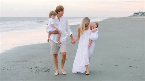 beach family photo outfits    wear