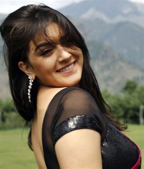 actress in saree navel and waist hot hubs hansika motwani