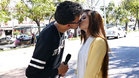 como besar a una desconocida con mentiras kissing prank besos faciles youtube