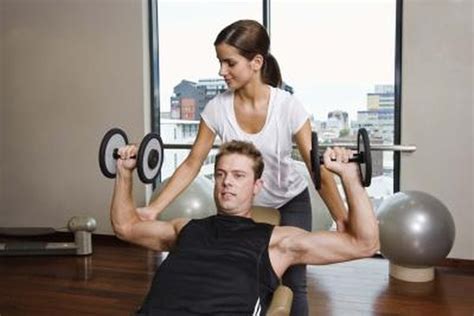 what muscles does the incline shoulder press target woman