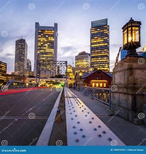 de haven van boston en financieel district stock afbeelding image  architectuur nacht