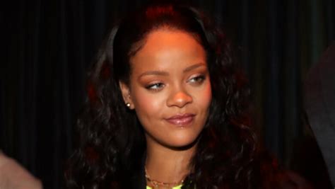 rihanna gives first listen of her new music to her