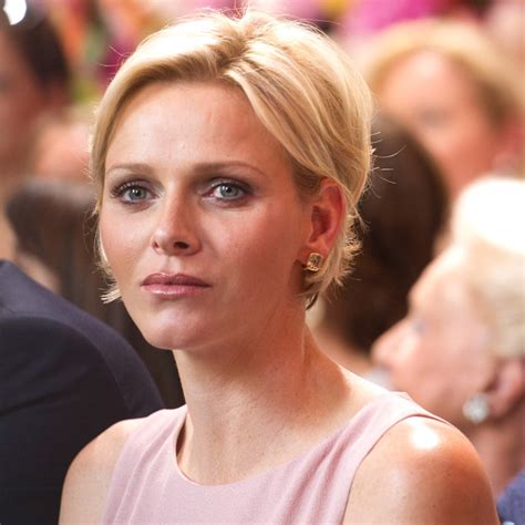 Nella prima foto di famiglia del 2022, la moglie del principe alberto sfoggia capelli extra short. Capelli, i tagli delle principesse: da Charlene di Monaco a Kate