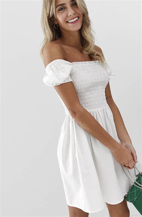 de leukste witte jurkjes waar jouw zomerteint super mooi bij staat