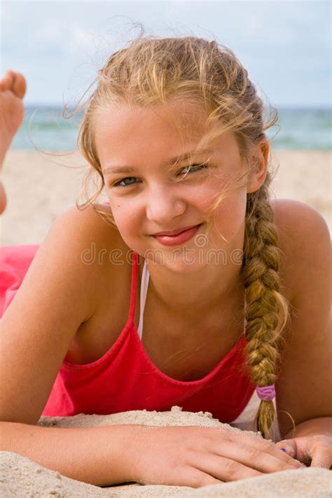 Recht Blondes Mädchen Auf Dem Strand Stockbild Bild Von Landschafts