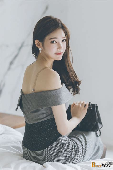 jung yoon gorgeous fair skinned korean fashion model