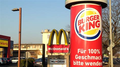 burger king werbung vor mc donalds restaurant stadtkind
