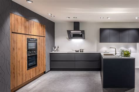 een zwarte moderne keuken bij goergen keukens met houtkleur kastenwand natuurlijk kunt  ook