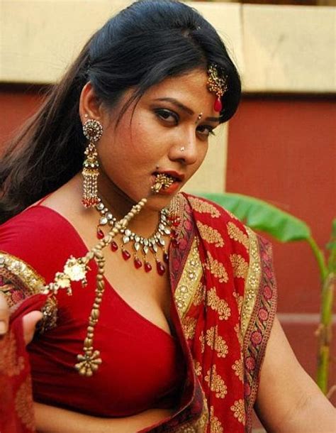 hot saree blouse navel show photos side view back pics