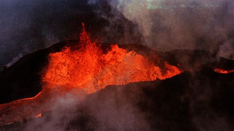 mauna loa eruption prompts officials  warn   worst case scenario