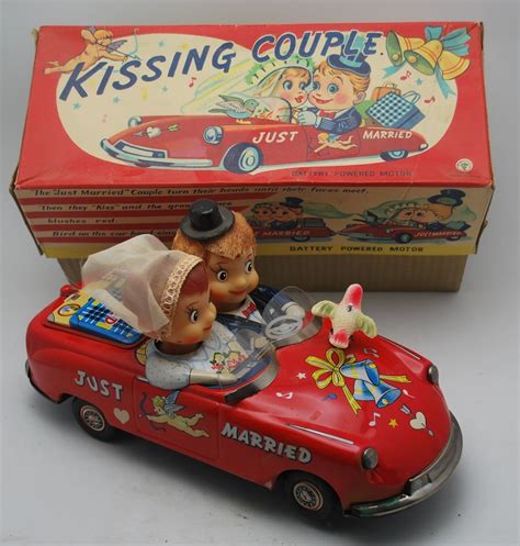 ichida kissing couple battery operated tin toy from 50s