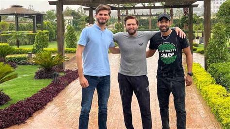 shahid afridi enjoys company  pakistans top class fast bowlers