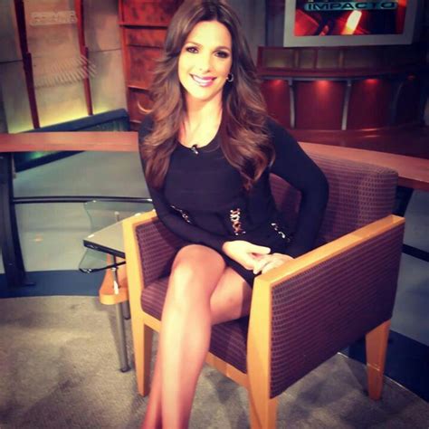latina tv host presentadora noticias outfit vestuario