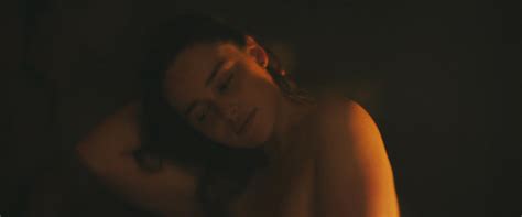 nackte emilia clarke in voice from the stone