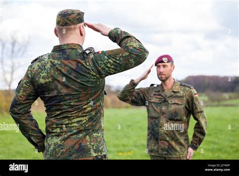zwei deutsche soldaten gruessen einander stockfoto bild  alamy
