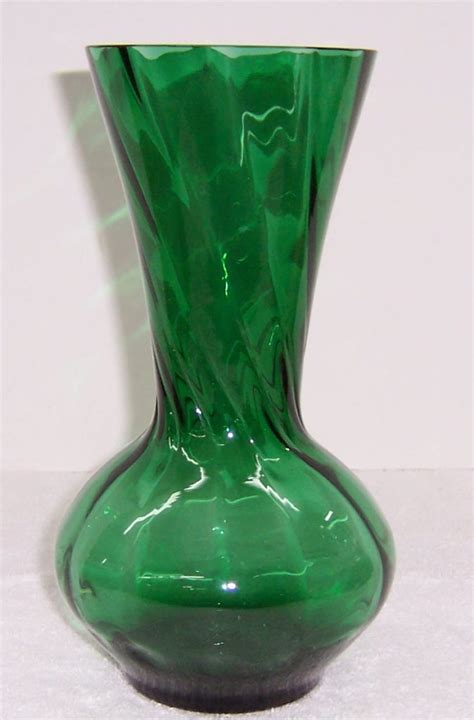 Triple A Resale Green Glass Twisted Glass Bulbous Base Vase