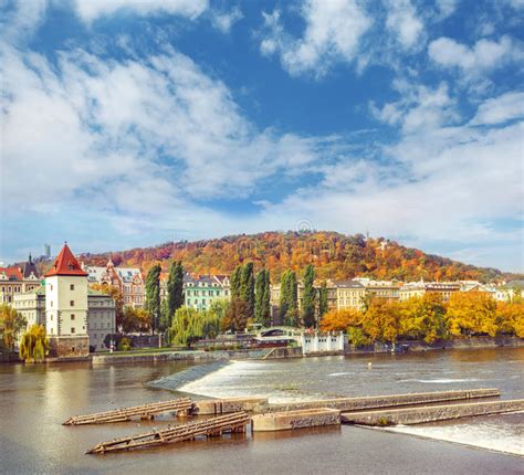 praag  de hoofdstad en grootste stad van tsjechie stock foto image  bestemmingen rivier