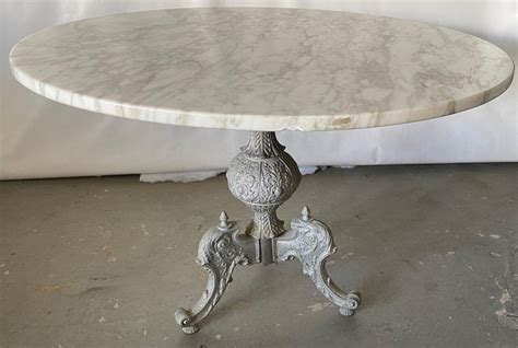 runder tisch mit marmorplatte im italienischen barockstil aus