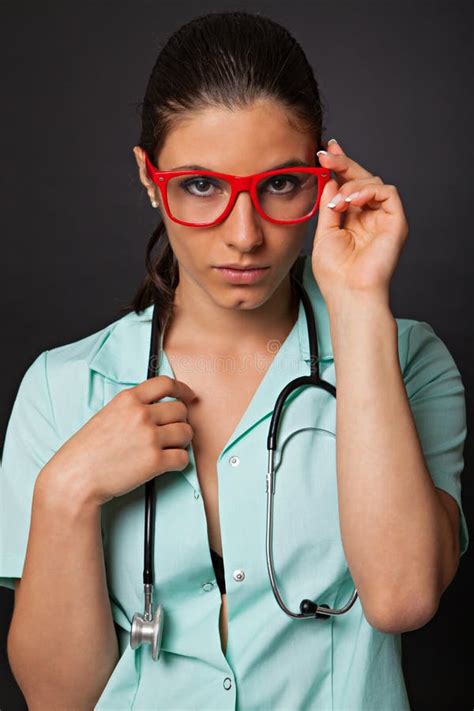 Sexy Ärztin Mit Einem Stethoskop Und Roten Gläsern Stockbild Bild Von