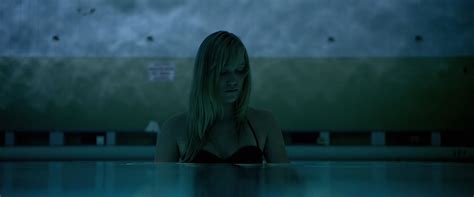 Naked Maika Monroe In It Follows