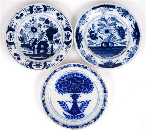 drie borden van blauw en wit hollands aardewerk xixe eeuw jordaens nv veilinghuis