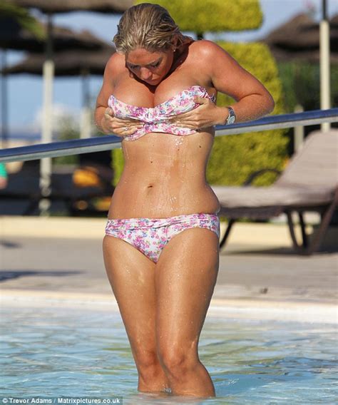 Frankie Essex Shows Off Famous Curves In Strapless Top Daily Mail Online