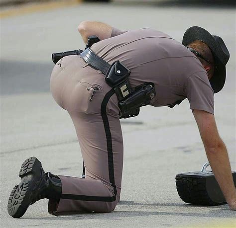 警察官のピチピチズボンの可愛いお尻…撫で回したいな～♪ Mens Uniforms Police Cops Police Officer