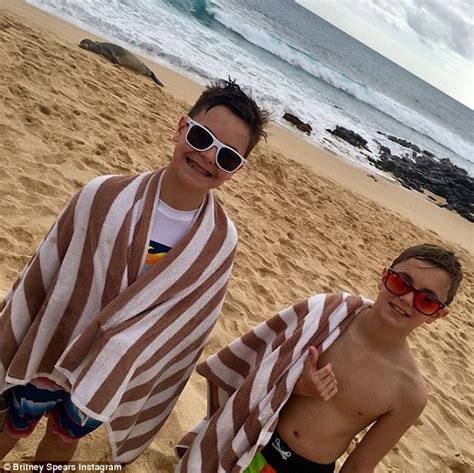 Britney Spears Showcases Her Fit Physique In Hawaii Daily Mail Online