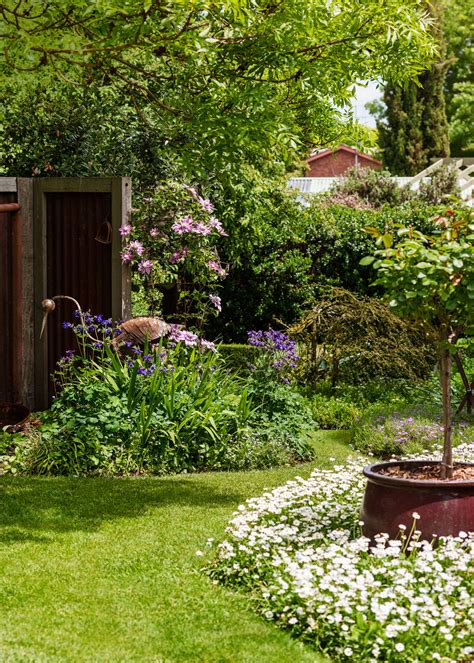 create  country style garden  homes  gardens