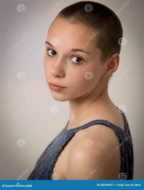 piękna młoda nastoletnia dziewczyna z ogoloną głową obraz stock obraz
