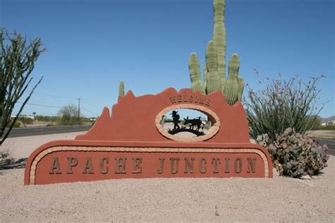 apache junction  gateway   superstition mountains