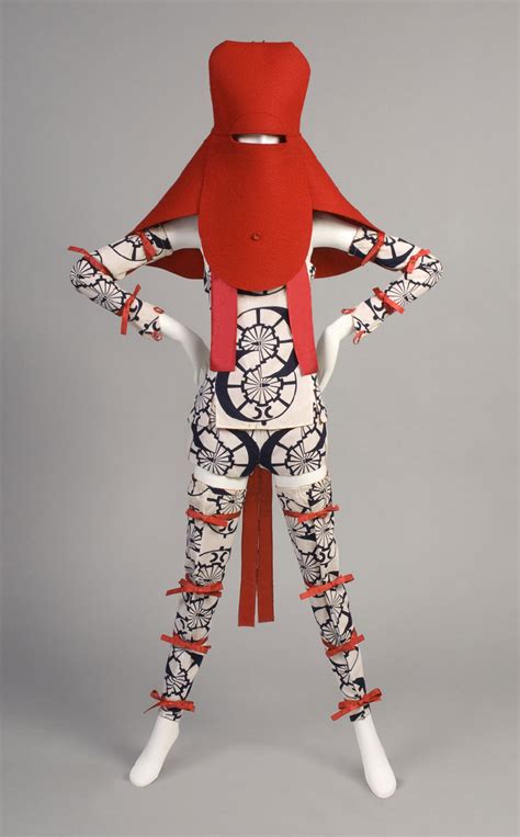 fabulousness kansai yamamoto s david bowie influencing catwalk show 1971
