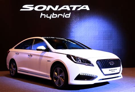 hyundai sonata hybrid unveiled  korea detroit debut   model carscoops