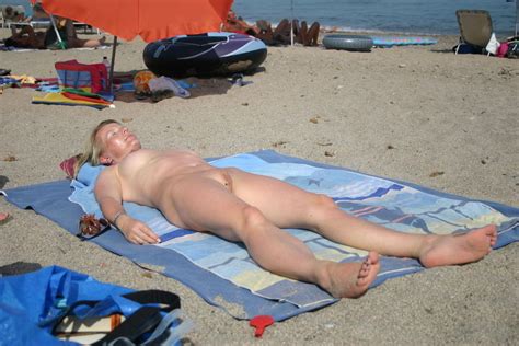 Woman Caught On The Fkk Beach In Spain 1 Pics Xhamster