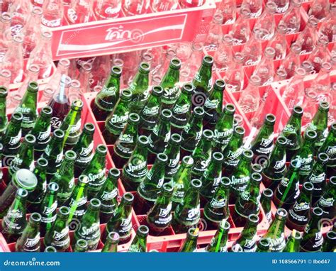 kratten van leeg glas coca cola en sprite flessen redactionele foto image  rijen groen