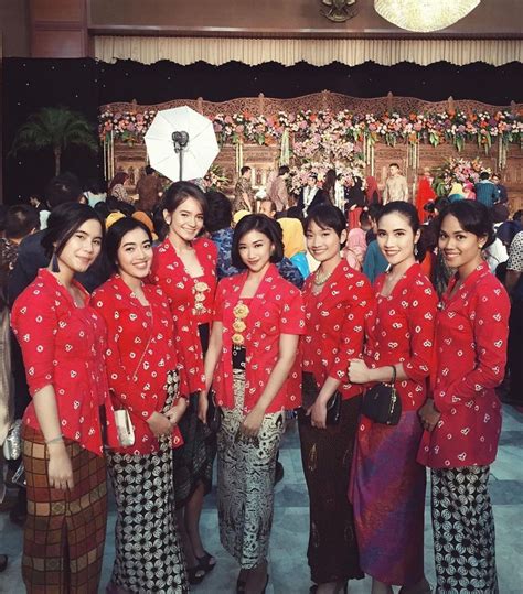 11 Kebaya Jumputan Yang Cocok Untuk Kondangan